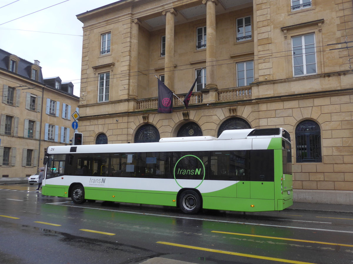 (186'620) - transN, La Chaux-de-Fonds - Nr. 214/NE 93'214 - Volvo (ex TN Neuch�tel Nr. 214) am 25. November 2017 in Neuch�tel, Place Pury