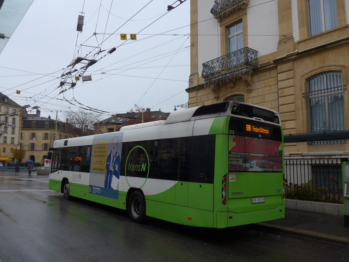 (186'627) - transN, La Chaux-de-Fonds - Nr. 213/NE 89'213 - Volvo (ex TN Neuch�tel Nr. 213) am 25. November 2017 in Neuch�tel, Place Pury