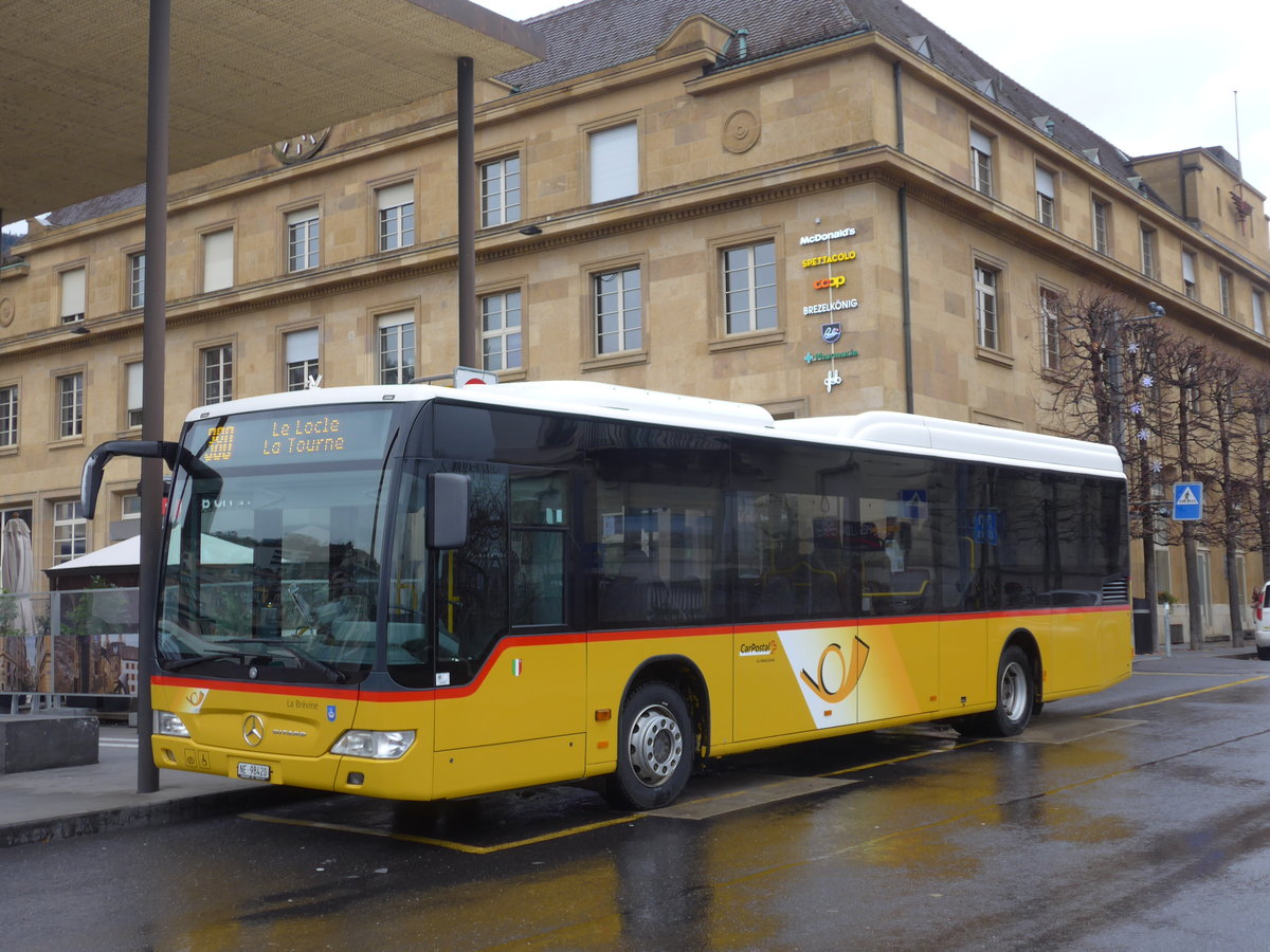 (186'682) - CarPostal Ouest - NE 98'420 - Mercedes am 25. November 2017 beim Bahnhof Neuch�tel