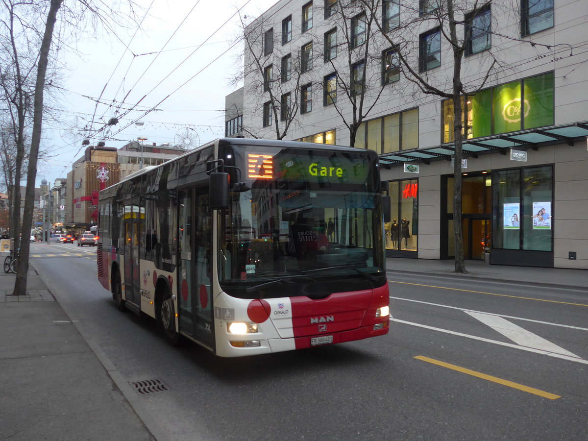 (186'724) - TPF Fribourg - Nr. 351/FR 300'401 - MAN/G�ppel am 27. November 2017 beim Bahnhof Fribourg