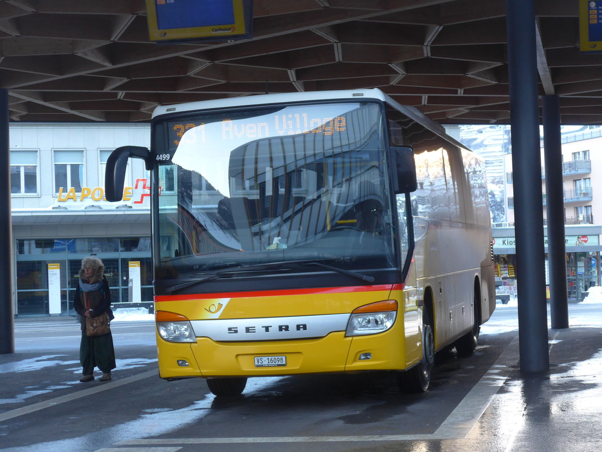 (186'966) - Ev�quoz, Erde - VS 16'098 - Setra am 17. Dezember 2017 beim Bahnhof Sion