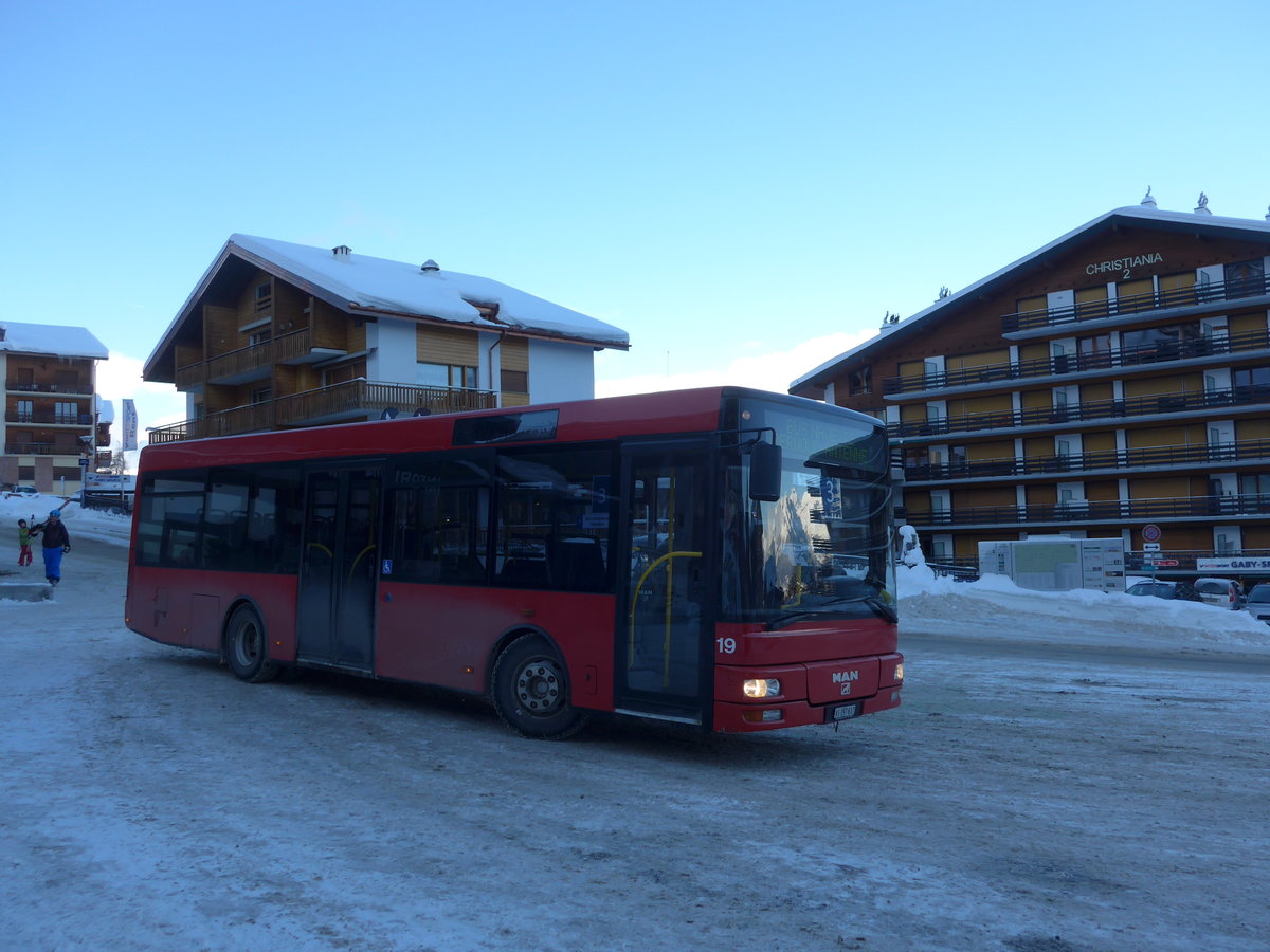 (186'977) - Lathion, Sion - Nr. 19/VS 197'617 - MAN/G�ppel (ex AFA Adelboden Nr. 55) am 17. Dezember 2017 in Haute-Nendaz, T�l�cabine