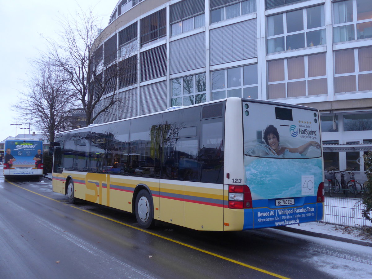 187'022) - STI Thun - Nr. 123/BE 700'123 - MAN am 18. Dezember 2017 bei der Schiffl�ndte Thun