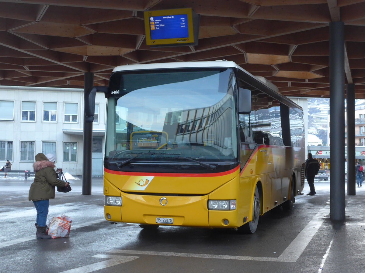 (187'250) - Ev�quoz, Erde - VS 22'870 - Irisbus am 23. Dezember 2017 beim Bahnhof Sion