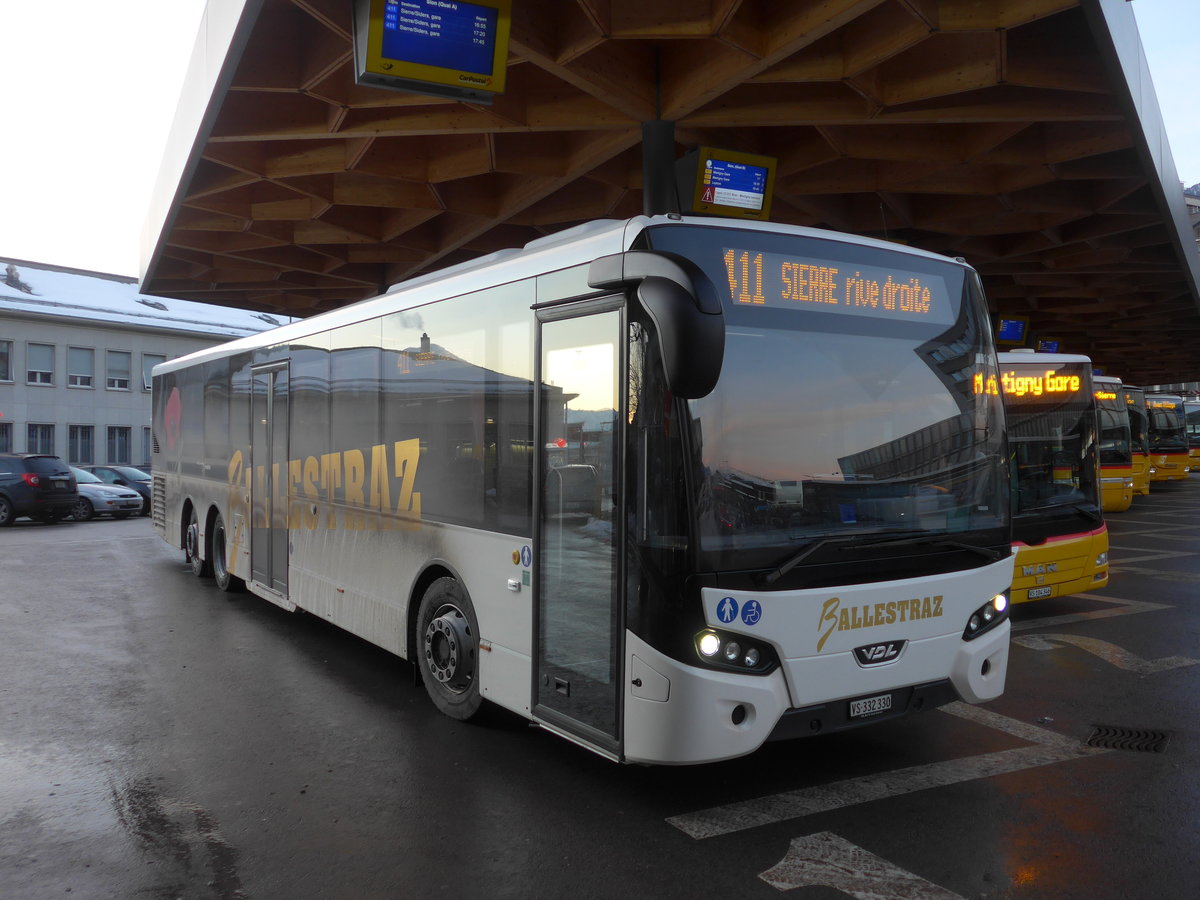(187'261) - Ballestraz, Gr�ne - VS 332'330 - VDL am 23. Dezember 2017 beim Bahnof Sion