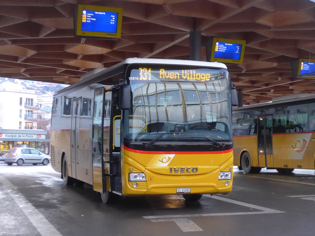 (187'262) - Ev�quoz, Erde - VS 81'888 - Iveco am 23. Dezember 2017 beim Bahnhof Sion