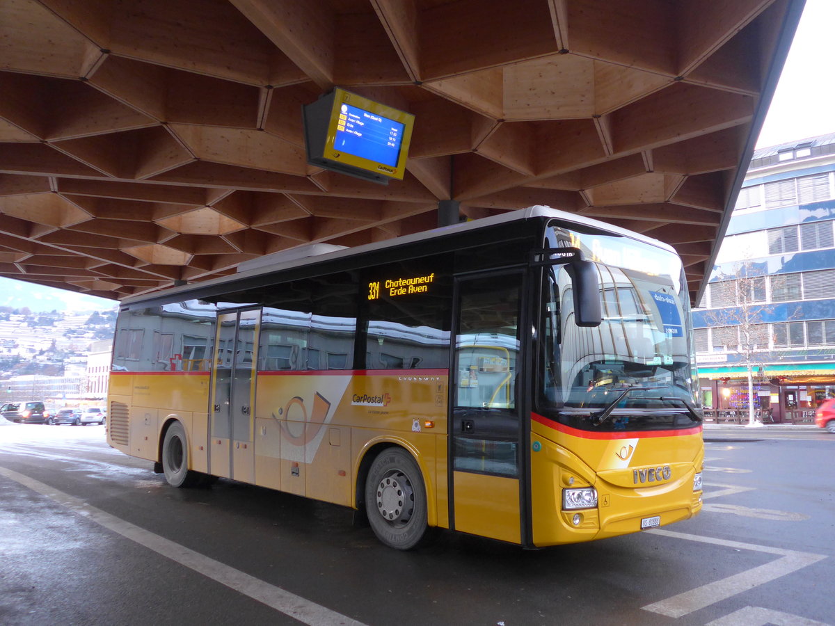 (187'265) - Ev�quoz, Erde - VS 81'888 - Iveco am 23. Dezember 2017 beim Bahnhof Sion