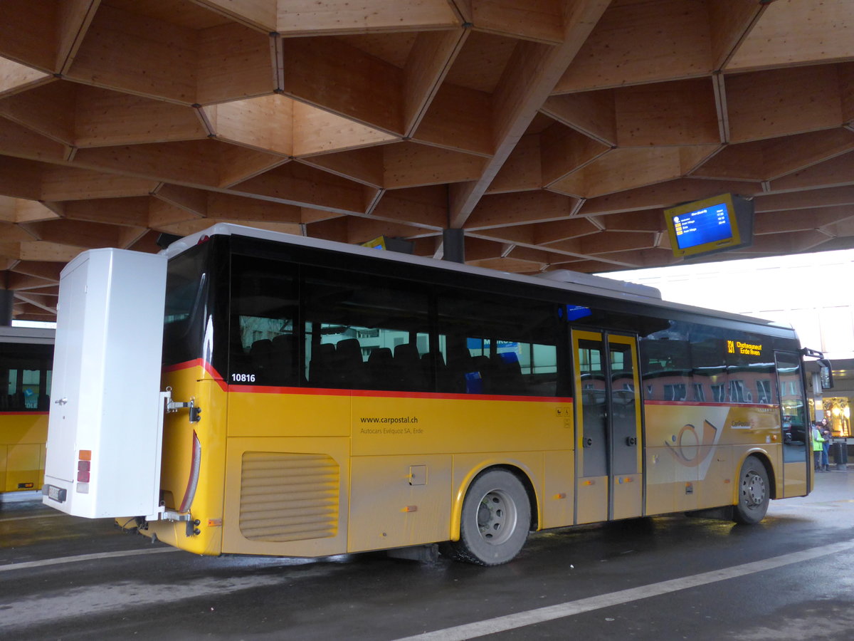(187'266) - Ev�quoz, Erde - VS 81'888 - Iveco am 23. Dezember 2017 beim Bahnhof Sion