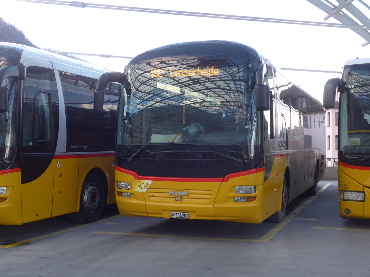 (187'415) - PostAuto Graub�nden - GR 162'981 - MAN am 26. Dezember 2017 in Chur, Postautostation
