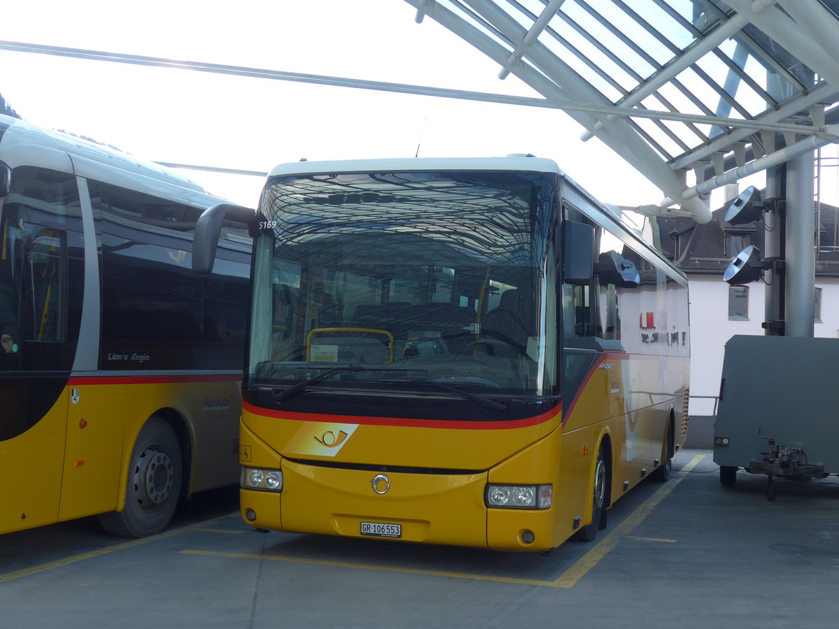 (187'416) - PostAuto Graub�nden - GR 106'553 - Irisbus am 26. Dezember 2017 in Chur, Postautostation