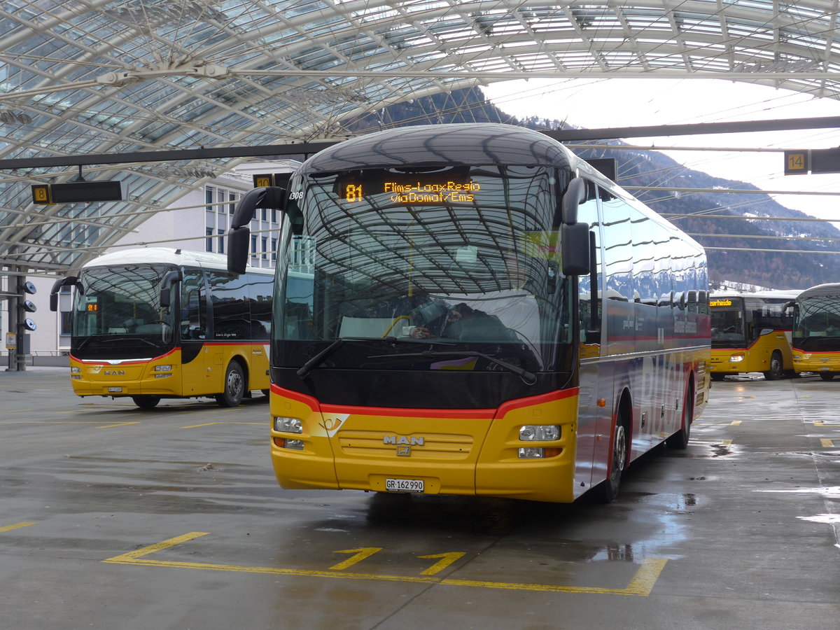 (187'531) - PostAuto Graub�nden - GR 162'990 - MAN am 1. Januar 2018 in Chur, Postautostation