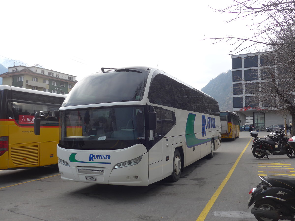 (188'445) - Ruffiner, Turtmann - Nr. 17/VS 332'566 - Neoplan (ex M�ller, D-Birkenfeld Nr. 20) am 11. Februar 2018 beim Bahnhof Brig