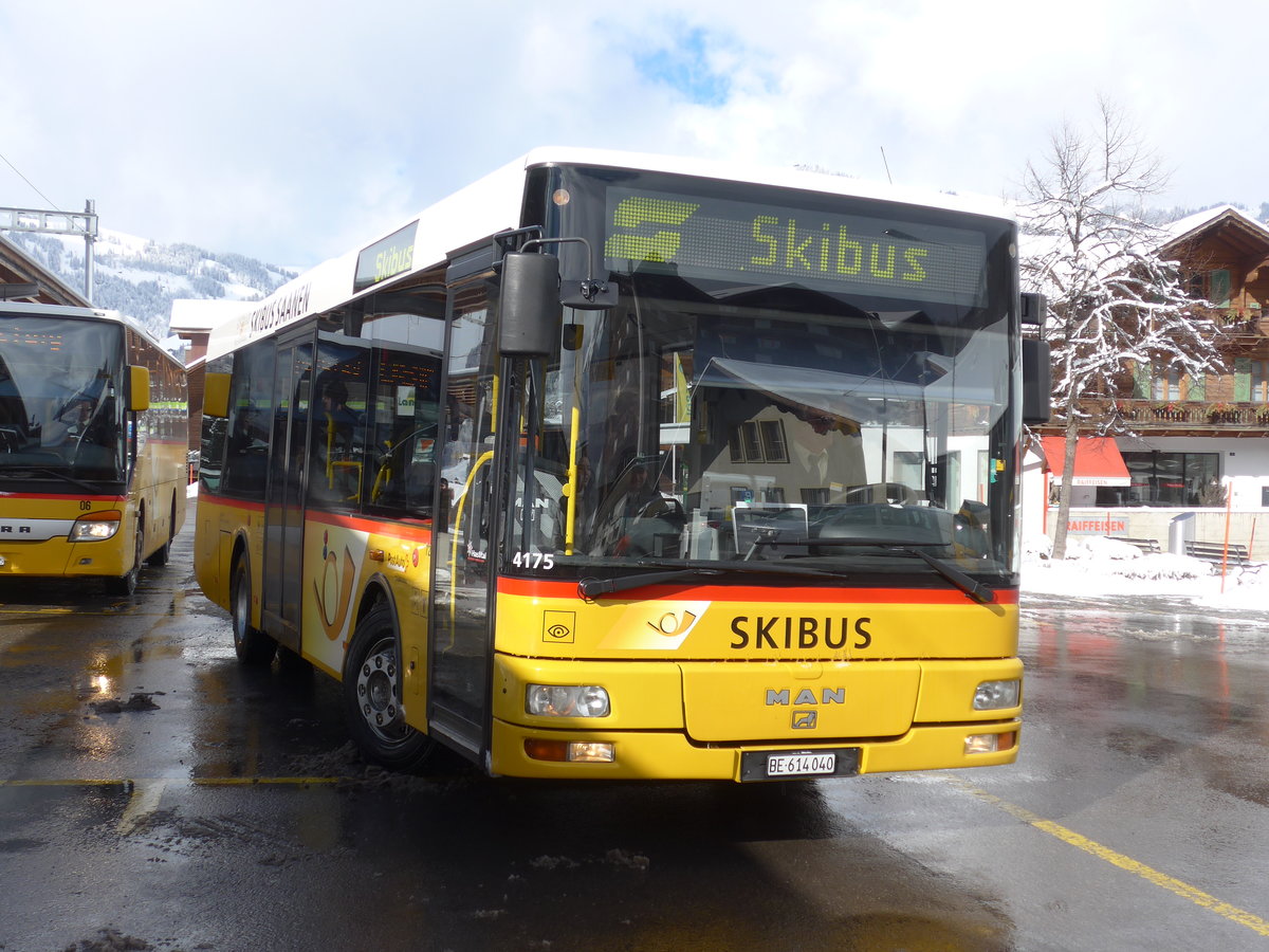 (188'478) - AVG Meiringen - Nr. 72/BE 614'040 - MAN/G�ppel am 12. Februar 2018 beim Bahnhof Gstaad (Einsatz PostAuto)