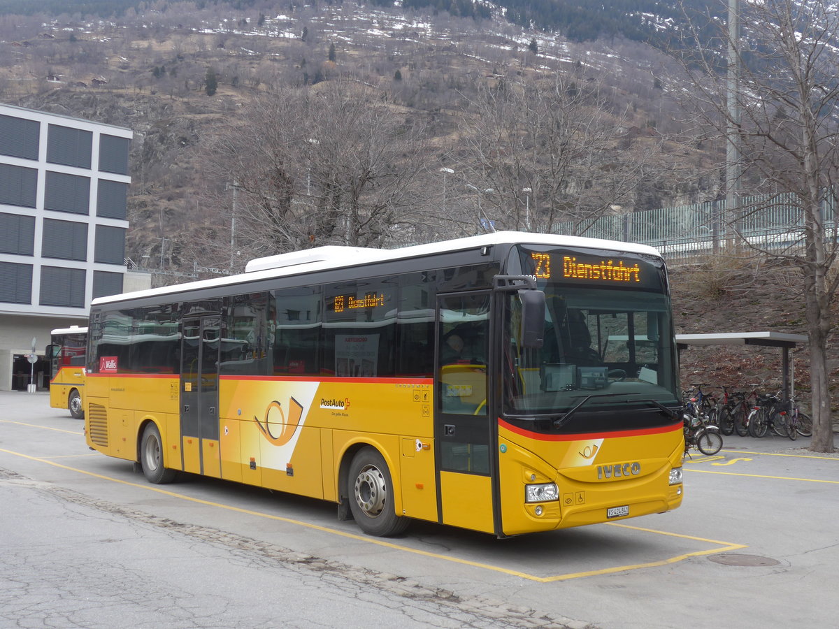 (189'047) - PostAuto Wallis - VS 424'841 - Iveco am 3. M�rz 2018 beim Bahnhof Brig