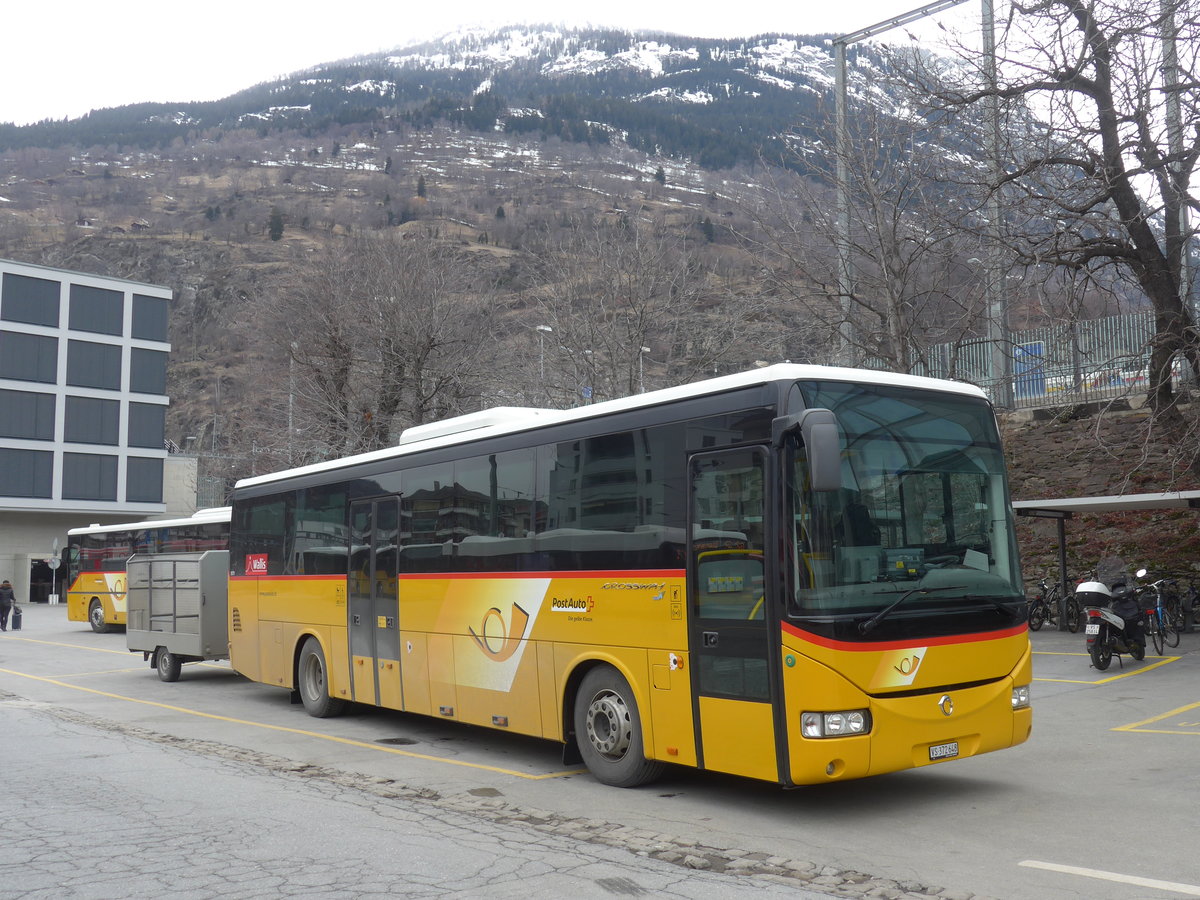 (189'055) - PostAuto Wallis - VS 372'648 - Irisbus am 3. M�rz 2018 beim Bahnhof Brig
