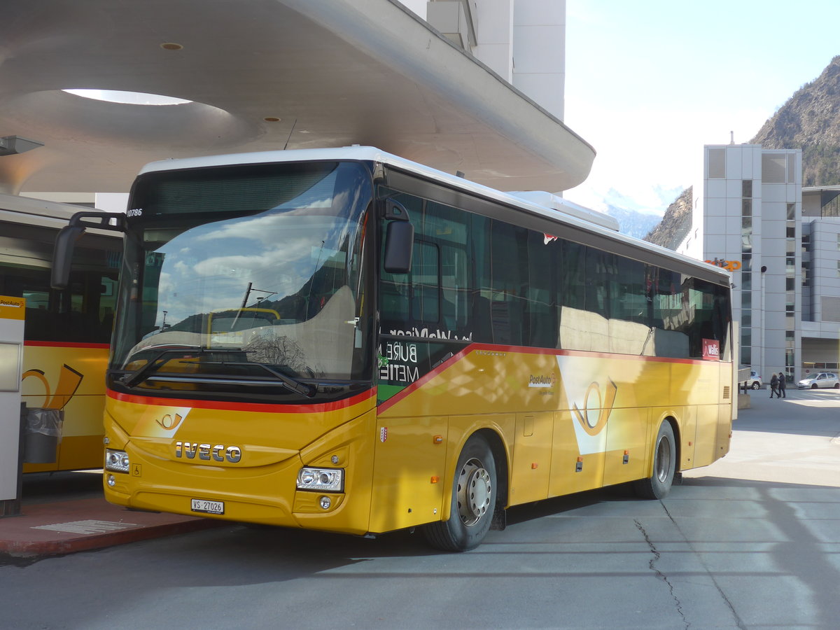 (189'703) - Autotour, Visp - VS 27'026 - Iveco am 30. M�rz 2018 beim Bahnhof Visp