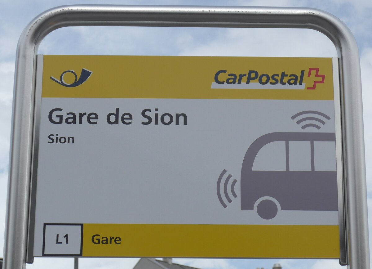 (189'747) - PostAuto-Haltestellenschild - Sion, Gare de Sion - am 30. M�rz 2018