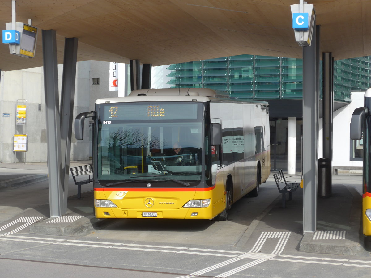(189'874) - CarPostal Ouest - JU 61'305 - Mercedes (ex Nr. 24) am 2. April 2018 beim Bahnhof Del�mont