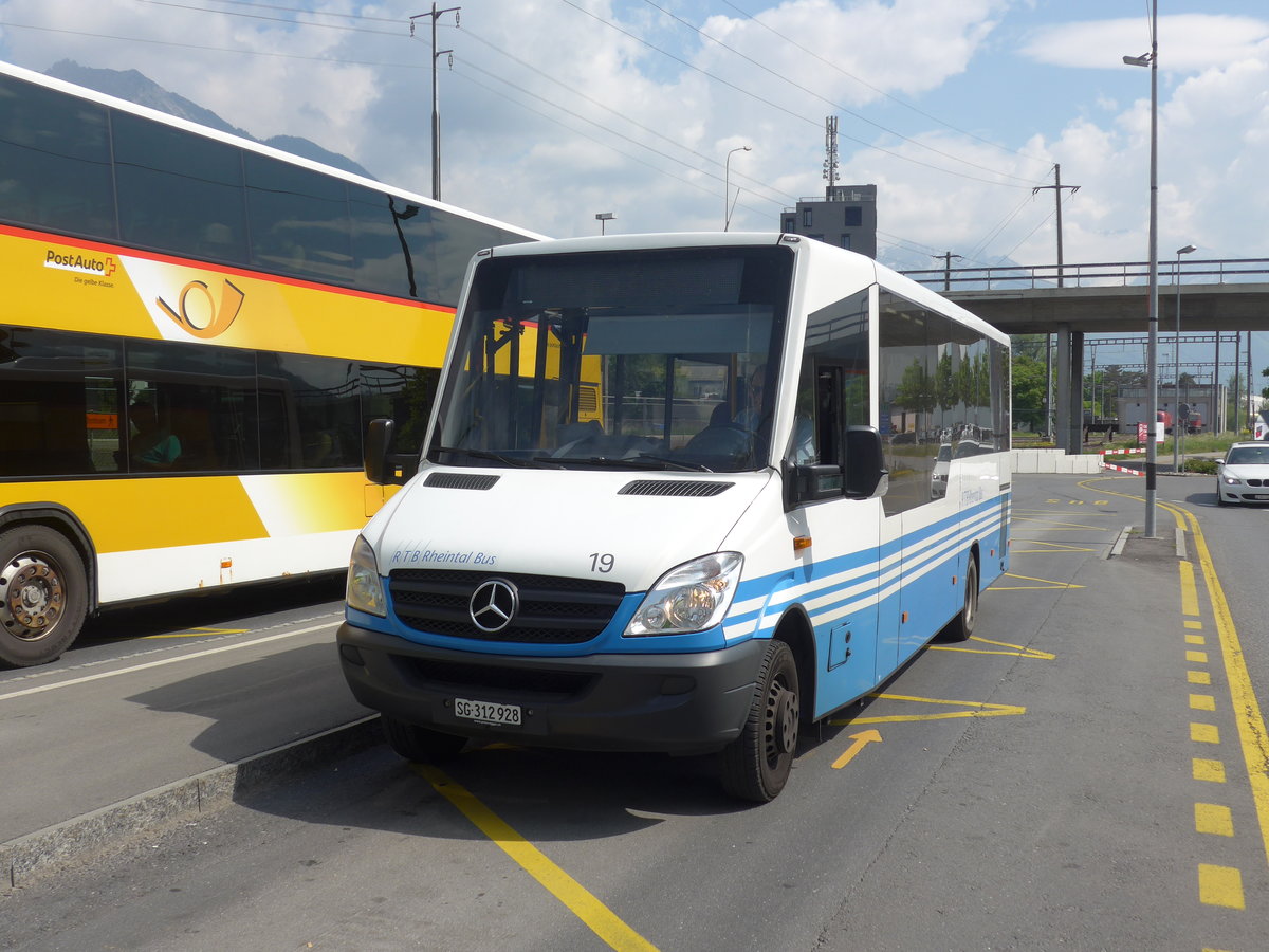(192'752) - RTB Altst�tten - Nr. 19/SG 312'928 - Mercedes/Kutsenits am 5. Mai 2018 beim Bahnhof Buchs