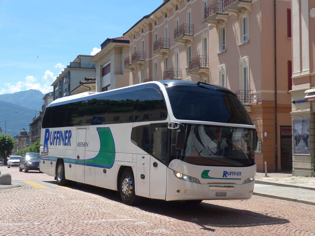 (193'863) - Ruffiner, Turtmann - Nr. 17/VS 332'566 - Neoplan (ex M�ller, D-Birkenfeld Nr. 20) am 9. Juni 2018 beim Bahnhof Bellinzona