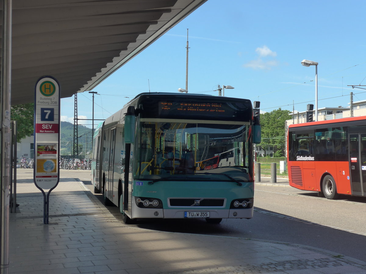 (194'175) - Weiss, Rottenburg - T�-W 355 - Volvo (ex Bender, Ehringshausen) am 18. Juni 2018 beim Bahnhof Freiburg