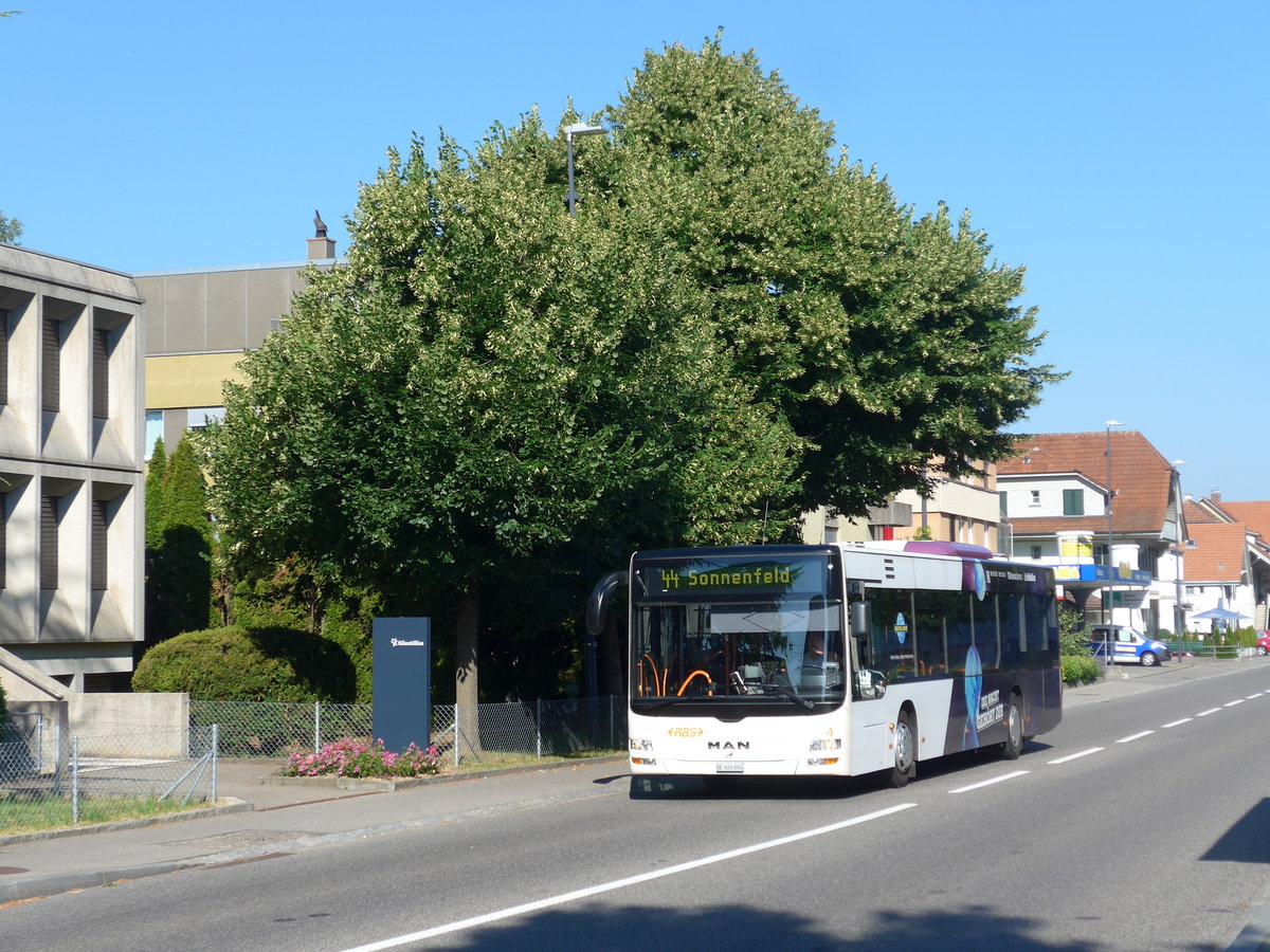 (194'457) - RBS Worblaufen - Nr. 4/BE 666'004 - MAN am 1. Juli 2018 beim Bahnhof G�mligen