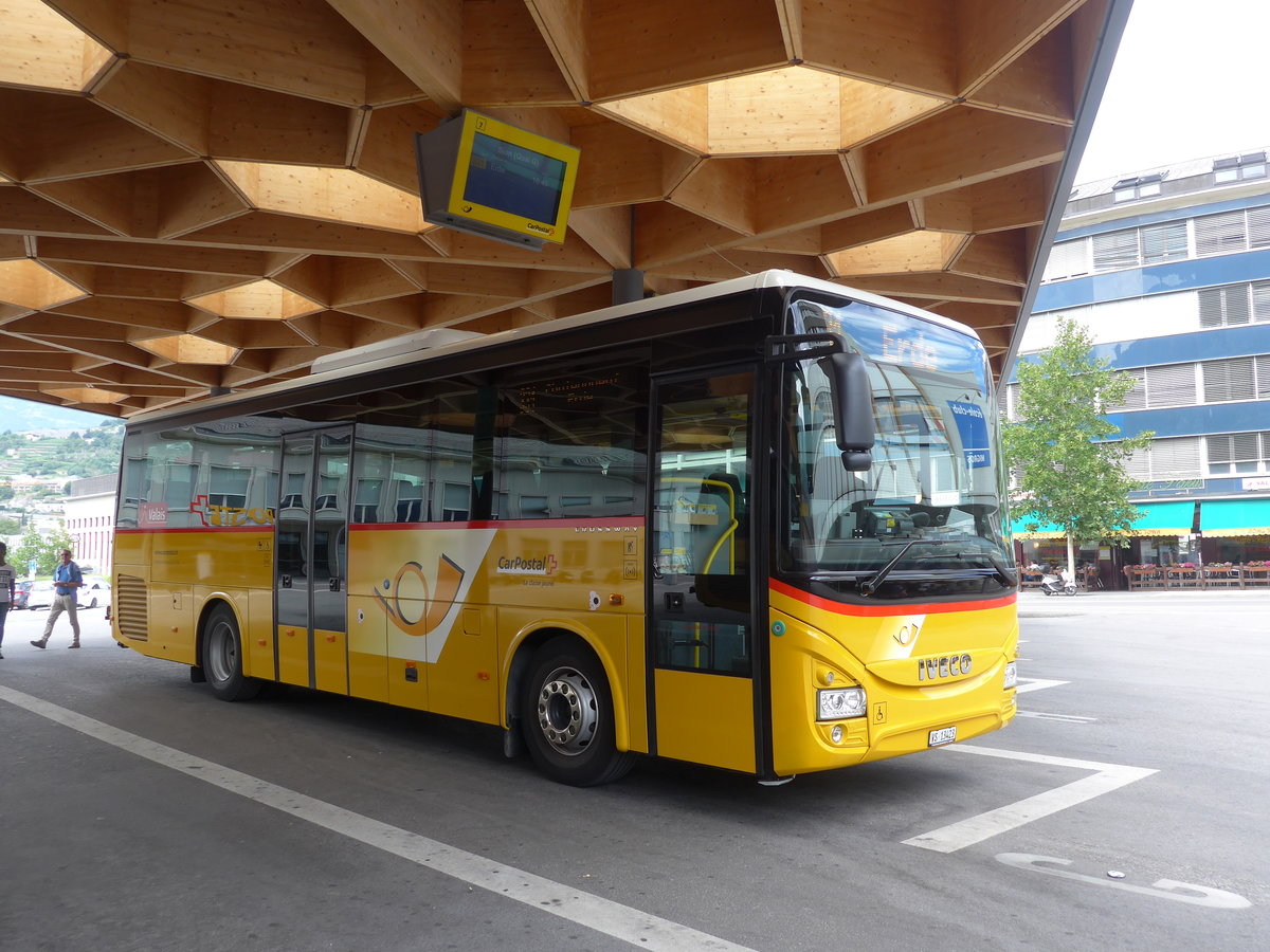 (195'035) - Ev�quoz, Erde - VS 13'423 - Iveco am 22. Juli 2018 beim Bahnhof Sion