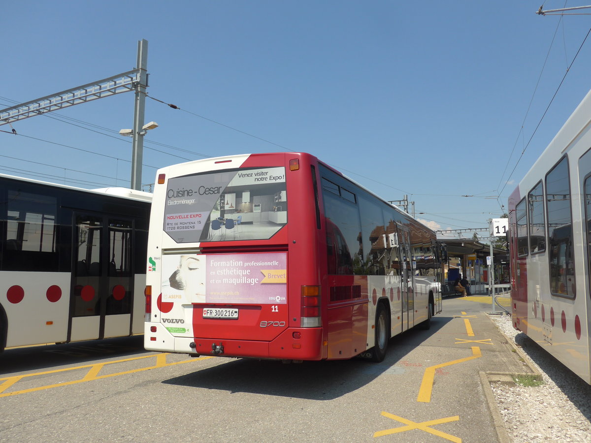 (195'589) - TPF Fribourg - Nr. 11/FR 300'216 - Volvo am 5. August 2018 beim Bahnhof Pal�zieux
