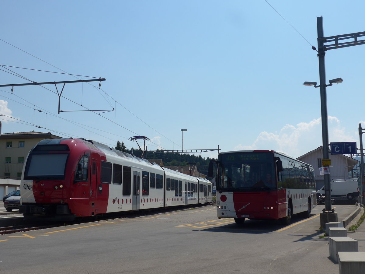 (195'591) - TPF Fribourg - Nr. 18/FR 300'353 - Volvo am 5. August 2018 beim Bahnhof Pal�zieux