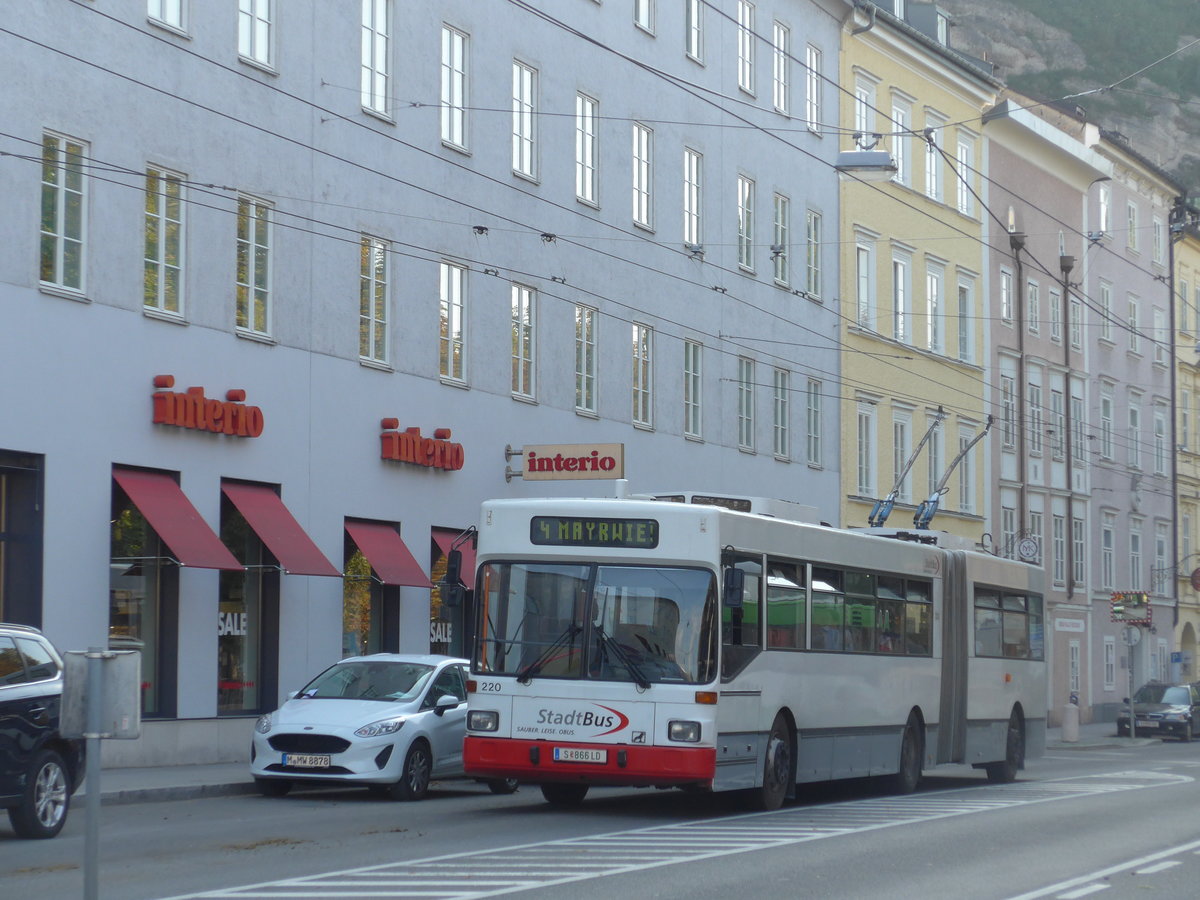 (197'324) - StadtBus, Salzburg (POS) - Nr. 220/S 866 LD - Gr�f&Stift Gelenktrolleybus (ex MVG Karpfenberg Nr. 25) am 13. September 2018 in Salzburg, Hanuschplatz