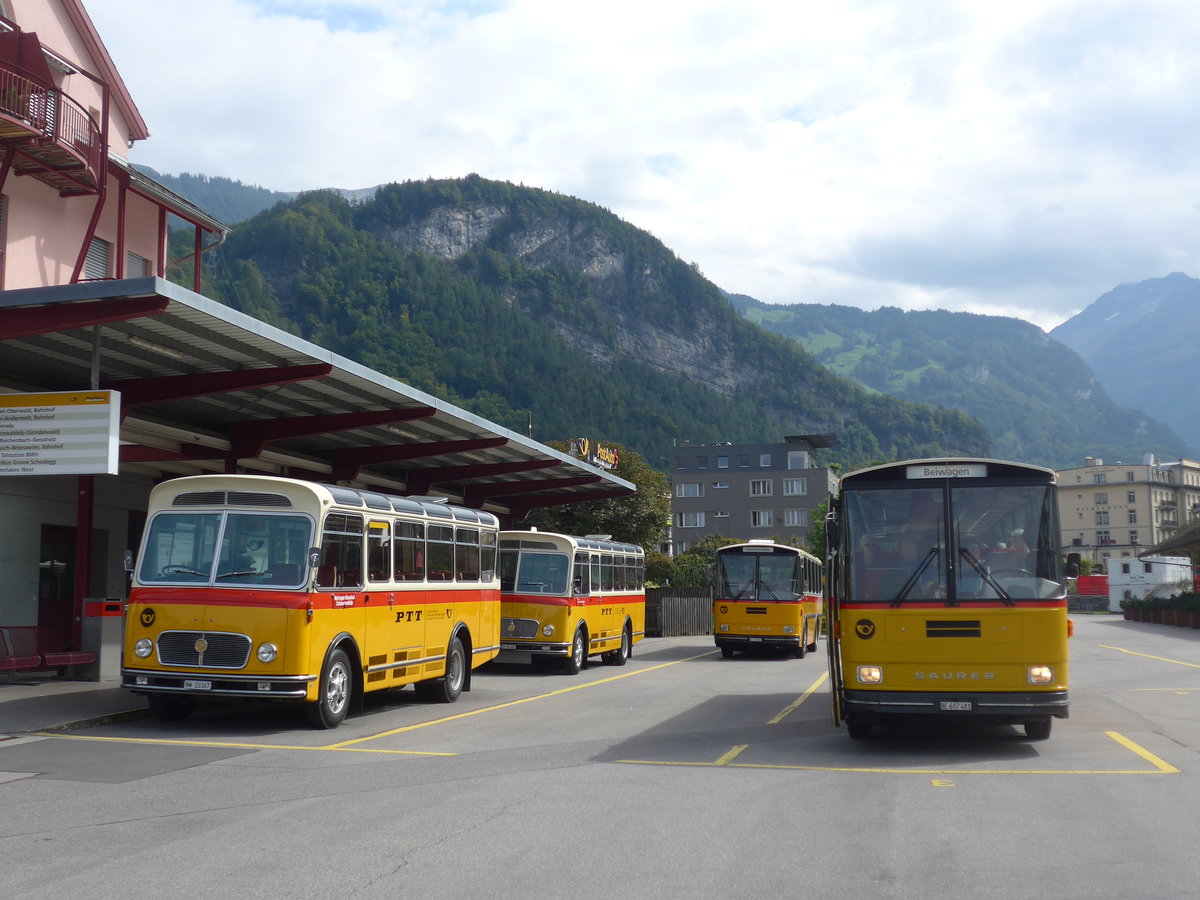 (197'715) - M�ller, Ennetmoos - NW 23'167 - FBW/Gangloff (ex Rentsch, Gunten; ex P 23'203; ex P 21'003) + AVG Meiringen - Nr. 74/BE 607'481 - Saurer/R&J (ex PostAuto Berner Oberland; ex P 24'357) am 16. September 2018 in Meiringen, Postautostation