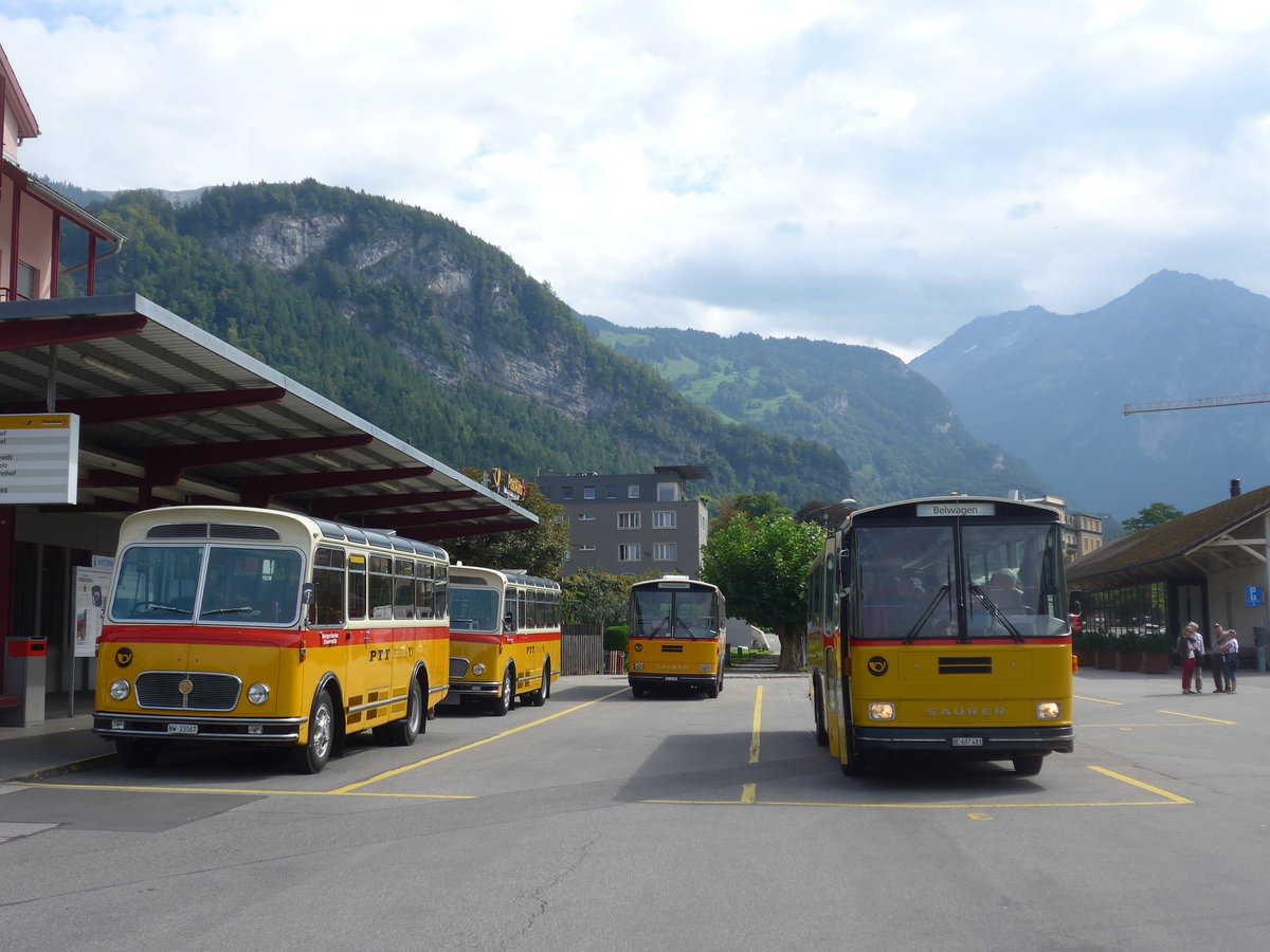 (197'716) - M�ller, Ennetmoos - NW 23'167 - FBW/Gangloff (ex Rentsch, Gunten; ex P 23'203; ex P 21'003) + AVG Meiringen - Nr. 74/BE 607'481 - Saurer/R&J (ex PostAuto Berner Oberland; ex P 24'357) am 16. September 2018 in Meiringen, Postautostation