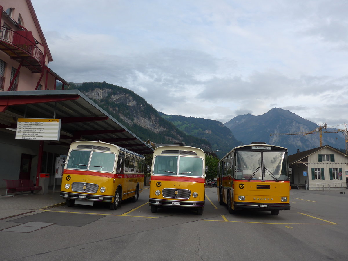 (197'848) - Frutig, Birmensdorf - ZH 560'883 - FBW/FHS (ex P 23'217) + M�ller, Ennetmoos - NW 23'167 - FBW/Gangloff (ex Rentsch, Gunten; ex P 23'203; ex P 21'003) + Schmid, Th�rishaus - BE 26'206 - Saurer/T�scher (ex P 24'244) am 16. September 2018 in Meiringen, Postautostation