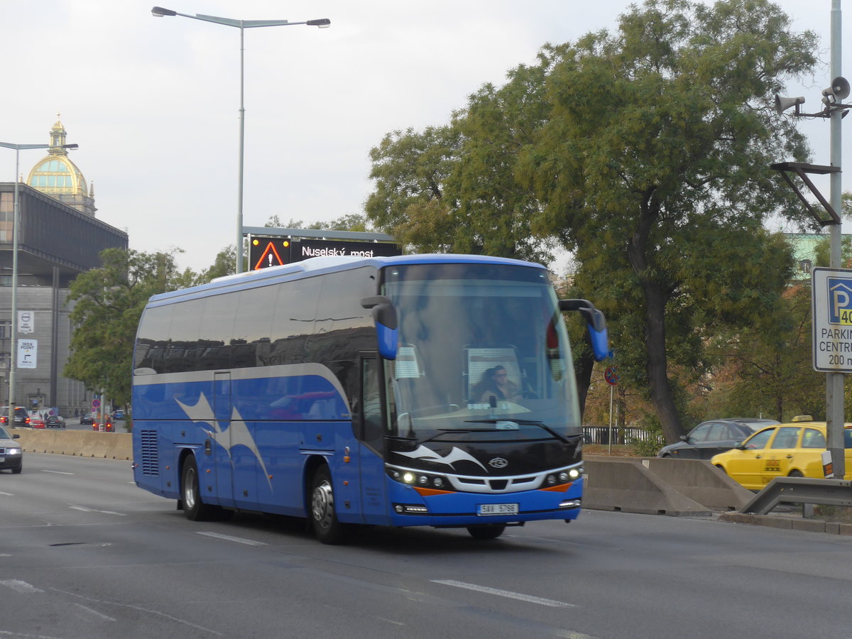(198'946) - Reina Tour, Praha - 5AV 5766 - MAN/Beulas am 21. Oktober 2018 in Praha, Hlavn� N�draz�