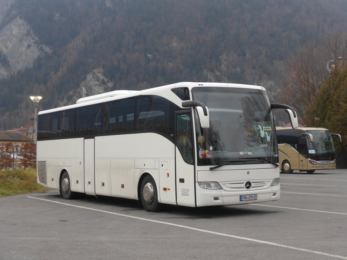 (200'534) - Aus Deutschland: M�ckenhausen, Gangkofen - PAN-EM 419 - Mercedes am 1. Januar 2019 beim Bahnhof Interlaken West