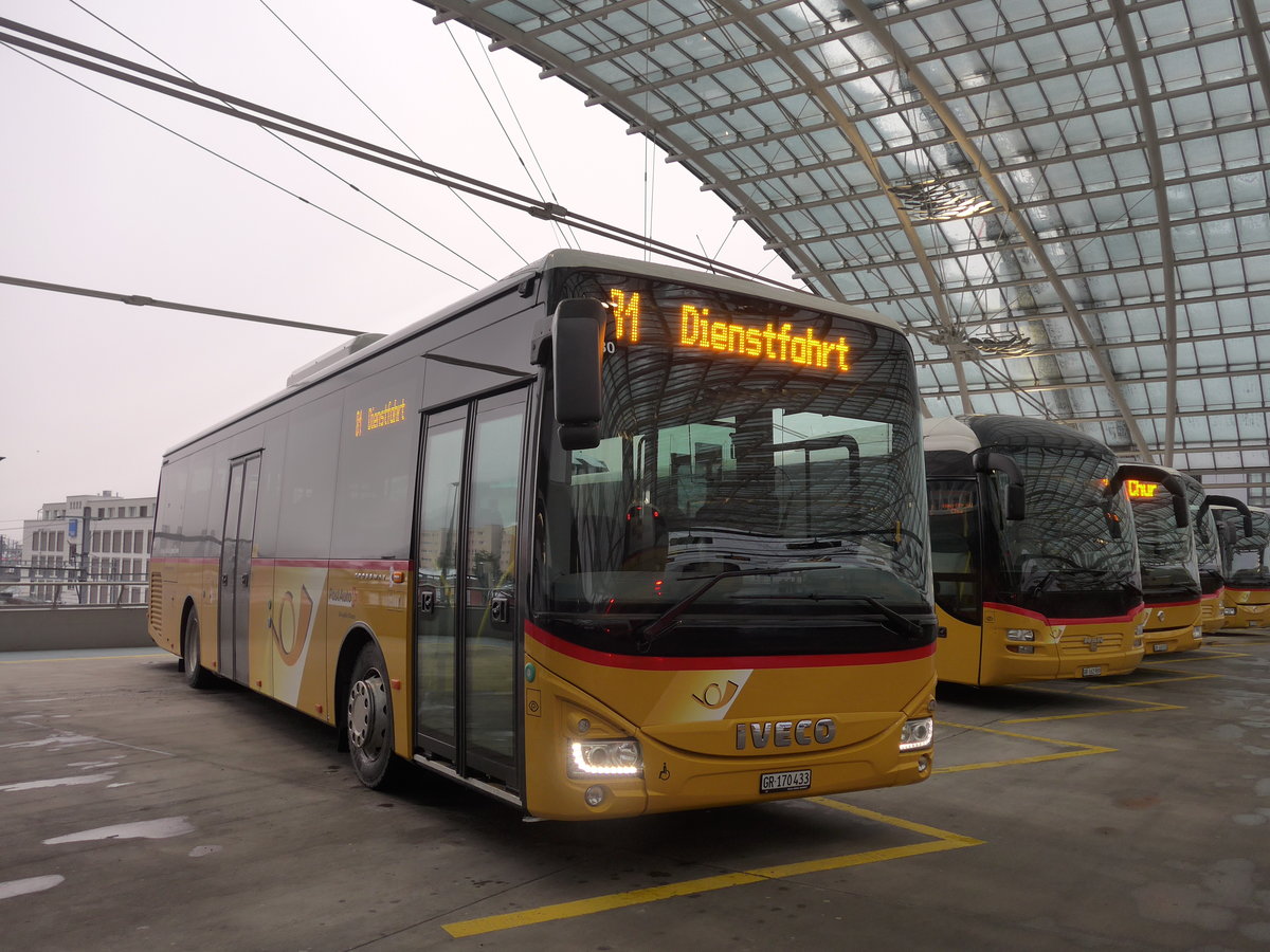 (200'552) - PostAuto Graub�nden - GR 170'433 - Iveco am 2. Januar 2019 in Chur, Postautostation