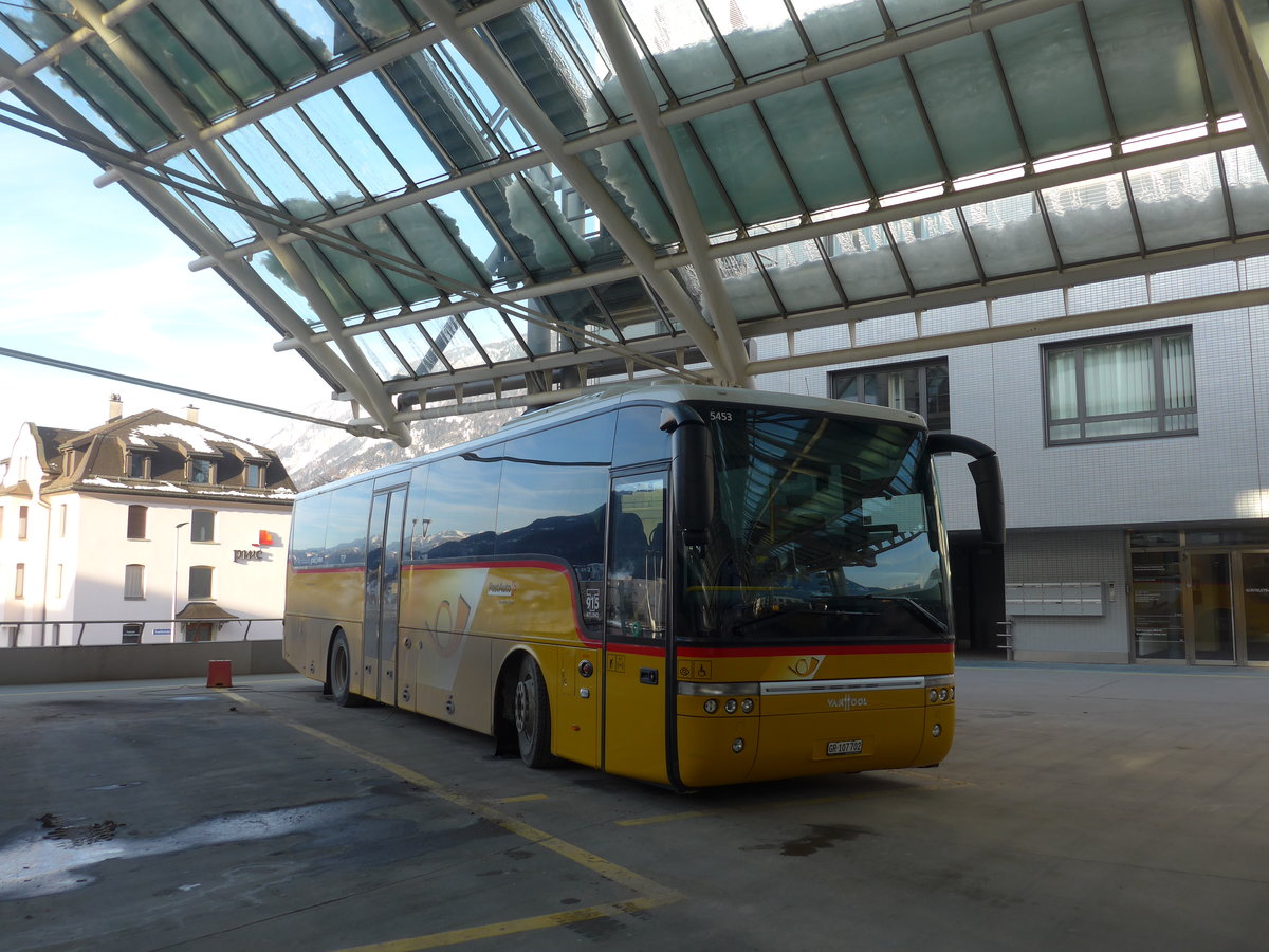 (201'223) - PostAuto Graub�nden - GR 107'702 - Van Hool am 19. Januar 2019 in Chur, Postautostation