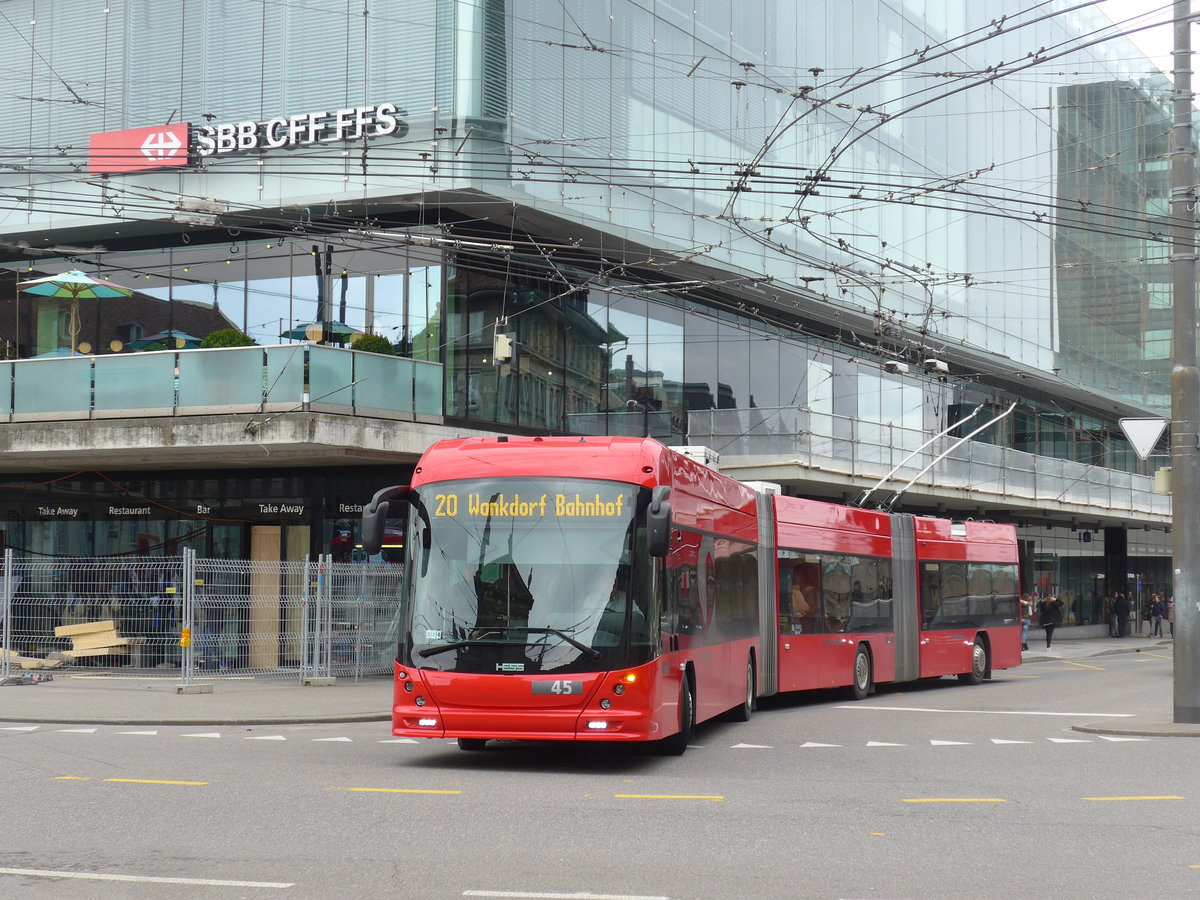 (202'363) - Bernmobil, Bern - Nr. 45 - Hess/Hess Doppelgelenktrolleybus am 12. M�rz 2019 beim Bahnhof Bern