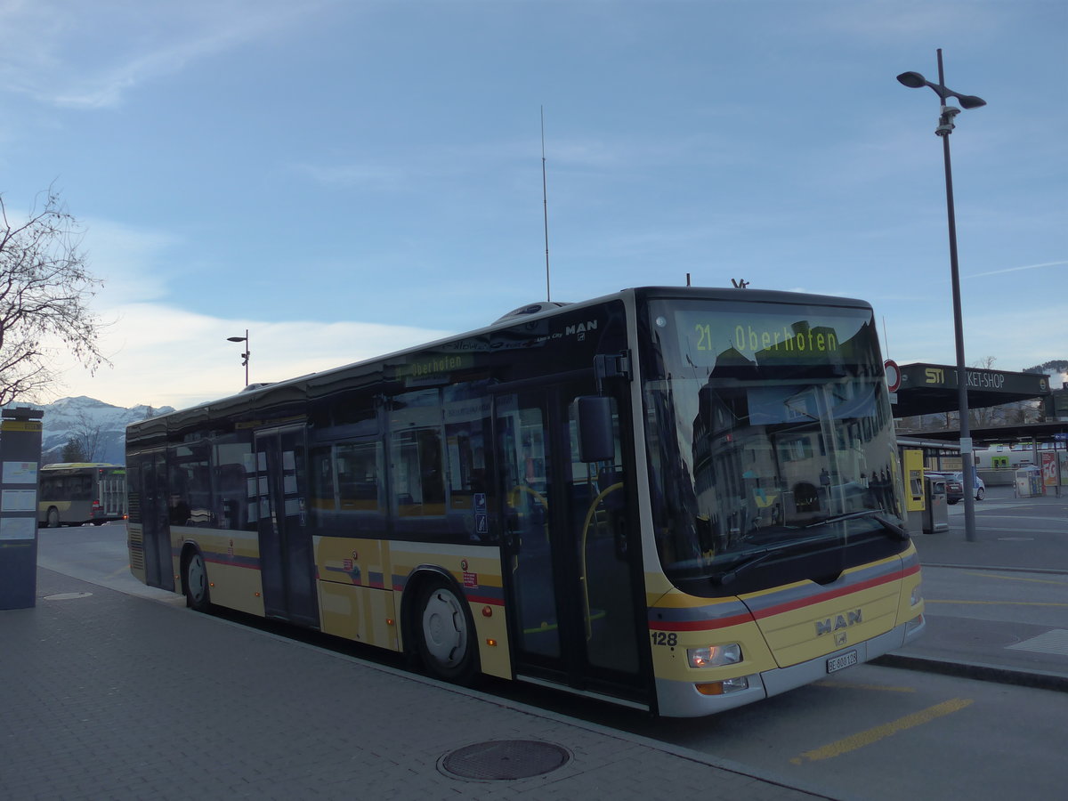 (202'377) - STI Thun - Nr. 128/BE 800'128 - MAN am 16. M�rz 2019 beim Bahnhof Thun
