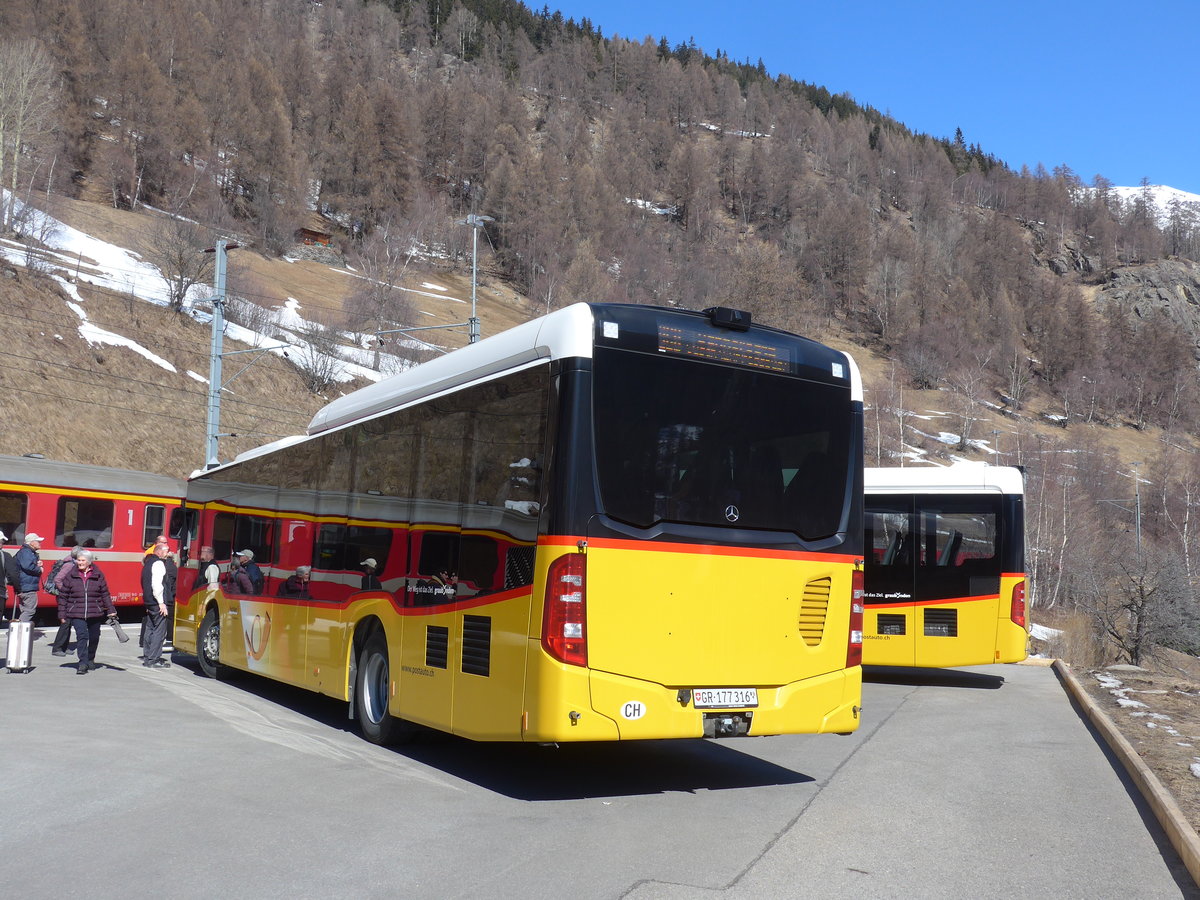 (202'610) - PostAuto Graub�nden - GR 177'316 - Mercedes am 20. M�rz 2019 beim Bahnhof Susch