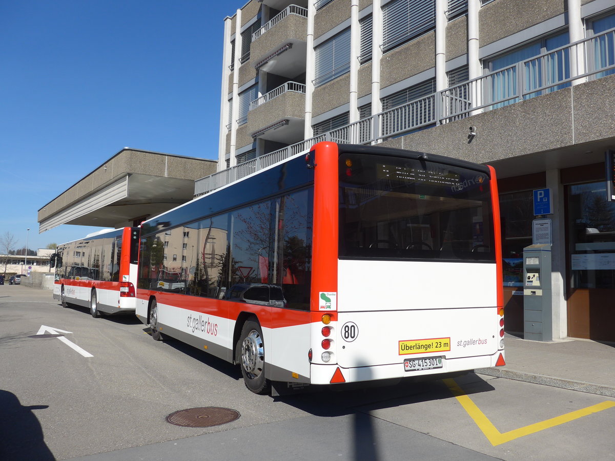(202'720) - St. Gallerbus, St. Gallen - Nr. 301/SG 415'301 - Hess Personenanh�nger am 21. M�rz 2019 beim Bahnhof Wittenbach