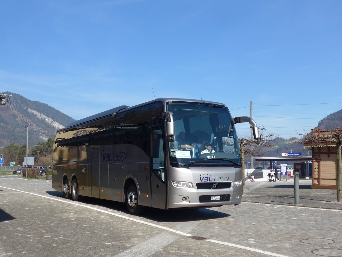 (202'866) - VBL Luzern - Nr. 804/LU 254'230 - Volvo am 22. M�rz 2019 beim Bahnhof Alpnachstad