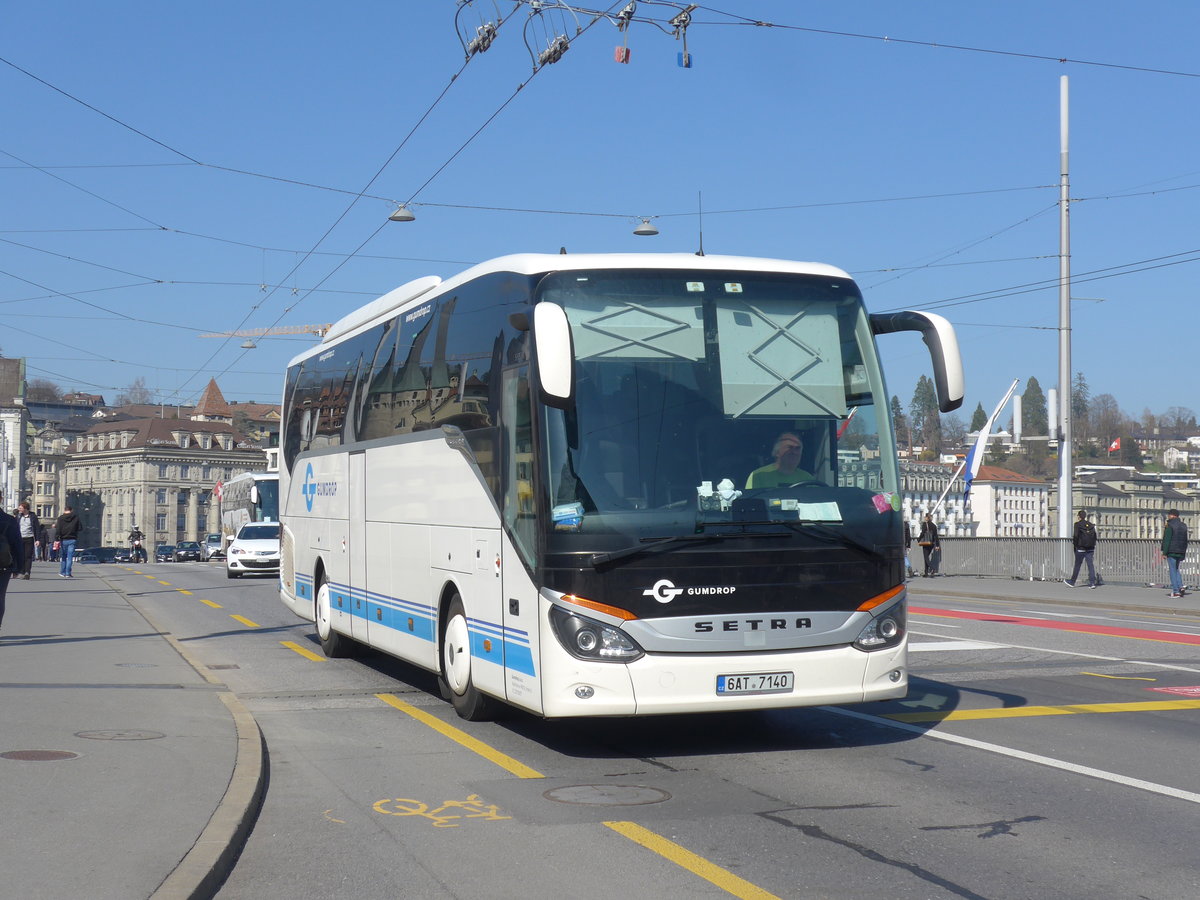(203'014) - Aus Tschechien: Gumdrop, Praha - 6AT 7140 - Setra am 23. M�rz 2019 in Luzern, Bahnhofbr�cke
