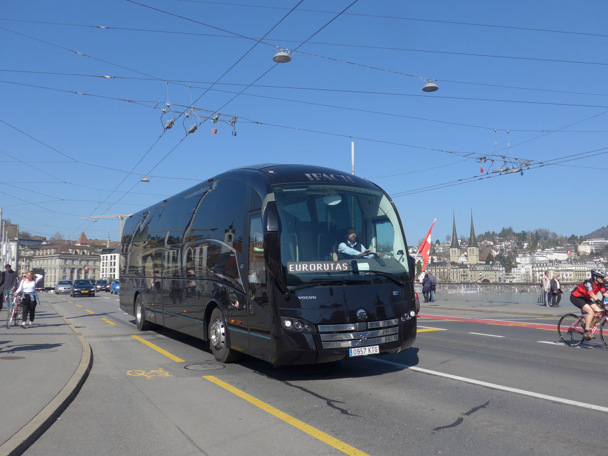 (203'016) - Aus Spanien: Ifach, Calp - 0957 KTG - Volvo/Sunsundegui am 23. M�rz 2019 in Luzern, Bahnhofbr�cke