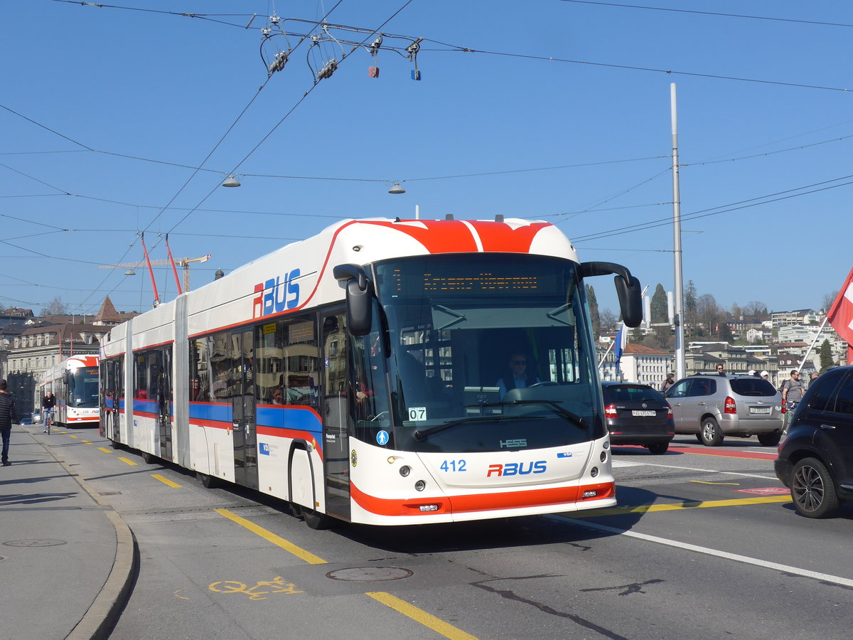 (203'028) - VBL Luzern - Nr. 412 - Hess/Hess Doppelgelenktrolleybus am 23. M�rz 2019 in Luzern, Bahnhofbr�cke