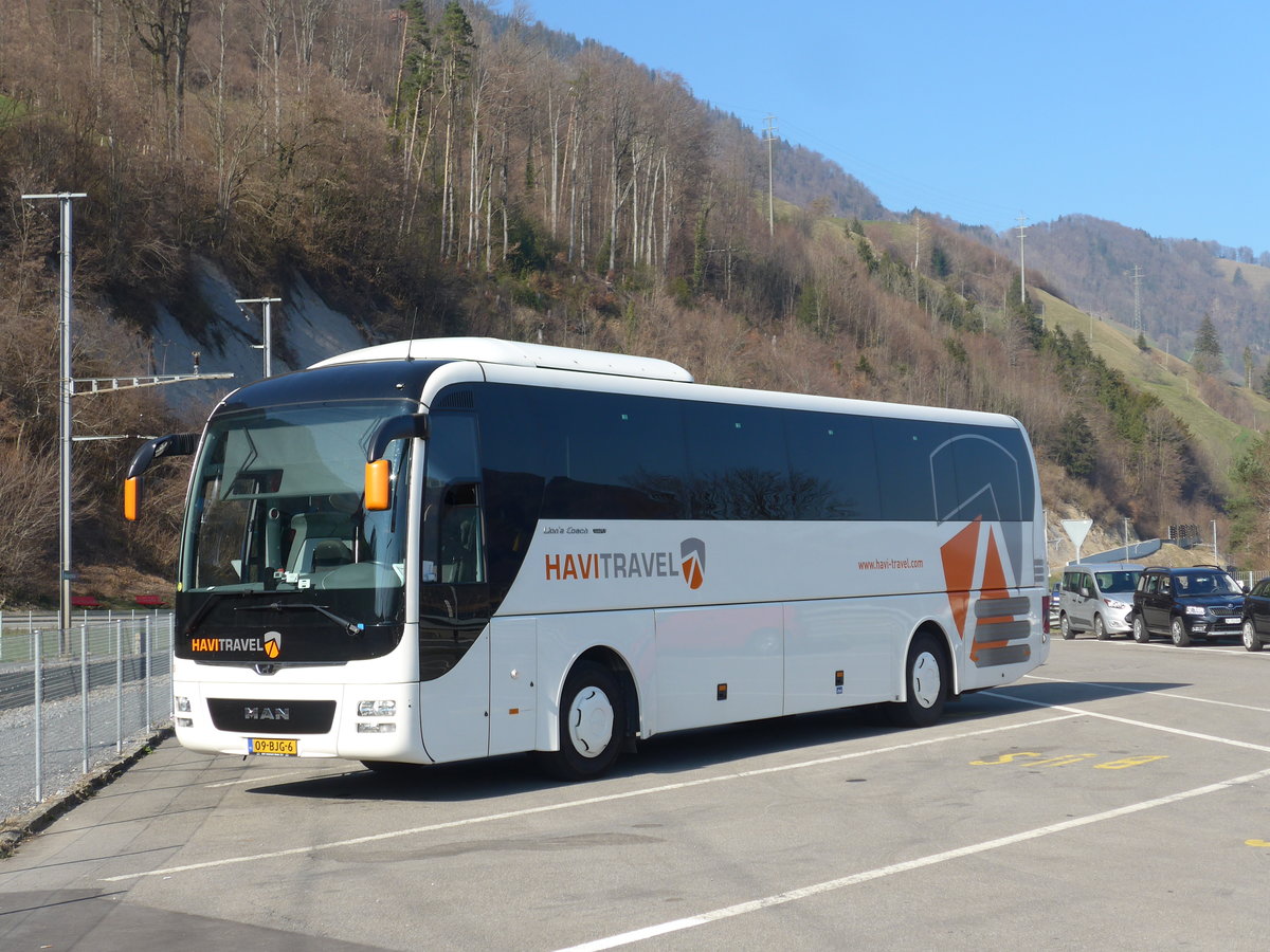 (203'042) - Aus Holland: Havi Travel, Loenen - Nr. 420/09-BJG-6 - MAN am 23. M�rz 2019 beim Bahnhof Alpnachstad