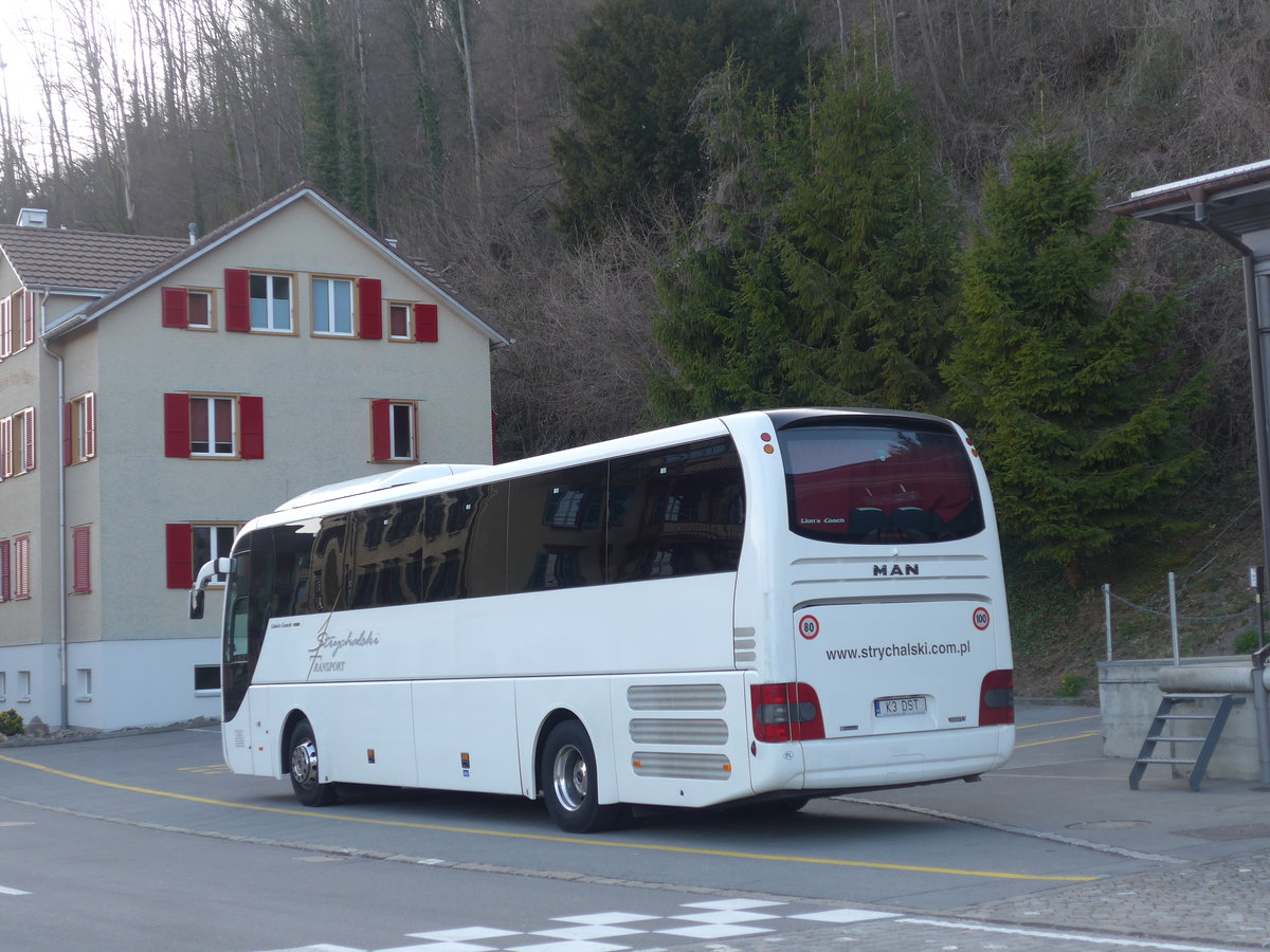(203'413) - Aus Polen: Strychalski, Krak�w - K3 DST - MAN am 30. M�rz 2019 beim Bahnhof Alpnachstad