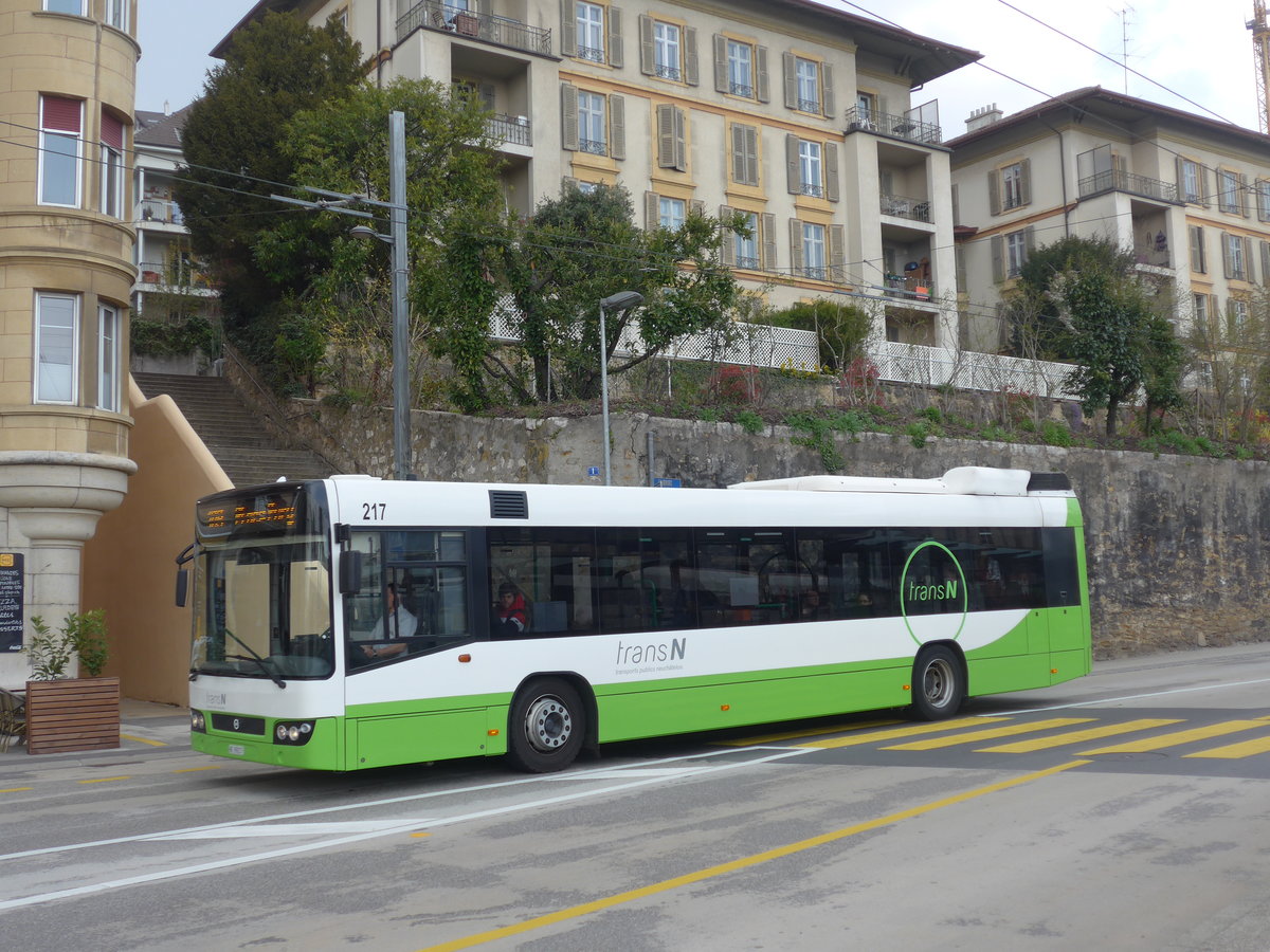 (203'620) - transN, La Chaux-de-Fonds - Nr. 217/NE 99'217 - Volvo (ex TN Neuch�tel Nr. 217) am 13. April 2019 beim Bahnhof Neuch�tel