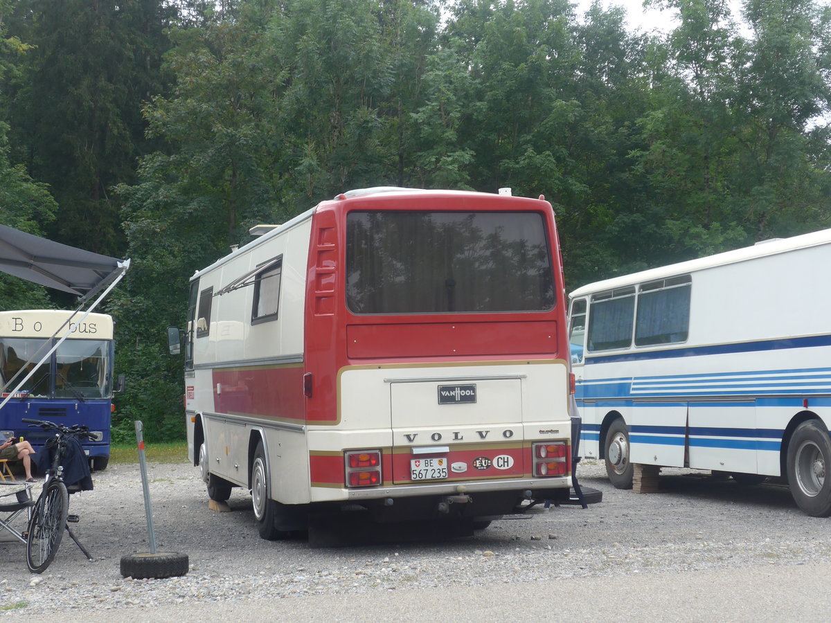 (208'821) - Schweizer, Steffisburg - BE 567'235 - Volvo/Van Hool am 17. August 2019 in Atzm�nnig, Schutt