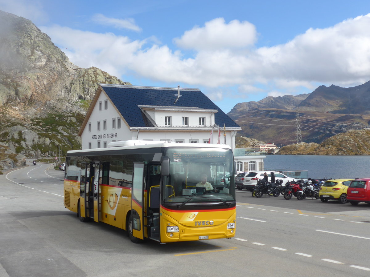 (209'839) - PostAuto Bern - BE 476'689 - Iveco am 28. September 2019 in Grimsel, Passh�he